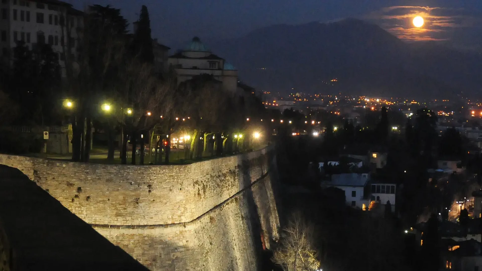 Città Alta di Bergamo con le Mura Venete illuminate di notte