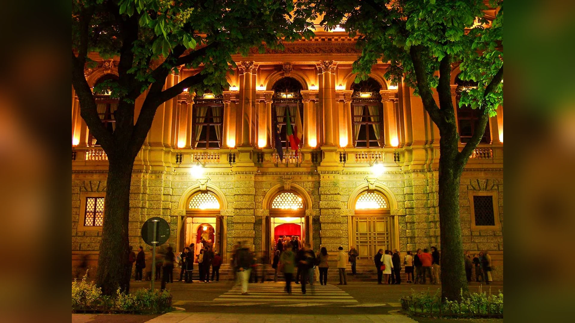 Teatro Donizetti di Bergamo illuminato di notte
